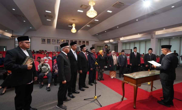 Rektor Universitas Islam Riau Lantik Sembilan Dekan dan Direktur Pascasarjana