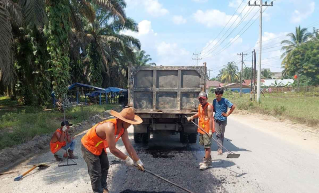 Jalan Berlubang di Riau Mulai Diperbaiki