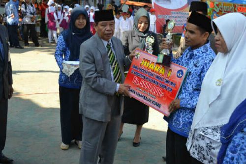 Momentum Hardiknas, Siswa, Guru dan Kepala Sekolah Berprestasi Dapat Penghargaan dari Wabup Marwan