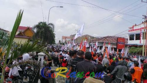 Ratusan Buruh Blokir Jalan Pepaya Pekanbaru, Massa Minta Bertemu dengan Kepala Disnaker Provinsi Riau