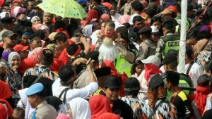 GoRiau Sebelum Pingsan dan Akhirnya Tewas, Bocah Mahesa Terdorong Massa yang Antre Sembako di Monas