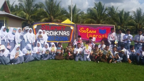 Peringati Hardiknas, Pelajar SMK An-Nur Kuala Selat Lakukan Baca Buku Serentak di Halaman Sekolah