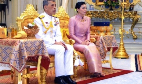 Raja Thailand Nikahi Mantan Pramugari yang Diangkat Jadi Pengawal Berpangkat Jenderal