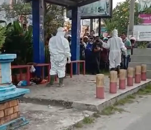 Seorang Pria tidak Sadarkan Diri di Halte Simpang Purwodadi Panam, Lalu Dievakuasi oleh Tim Medis Menggunakan APD Covid-19