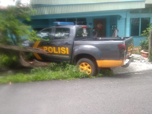 Mobil Patroli Polres Meranti Tabrak Rumah Warga