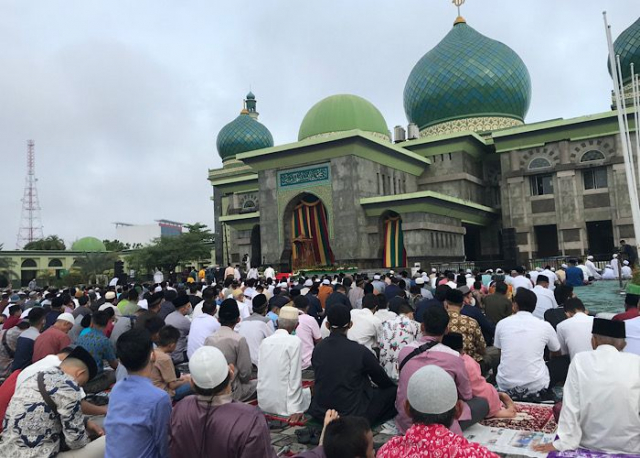 Gubri dan Wagubri Kompak Gunakan Baju Melayu, Ribuan Umat Muslim Padati Masjid Raya Annur