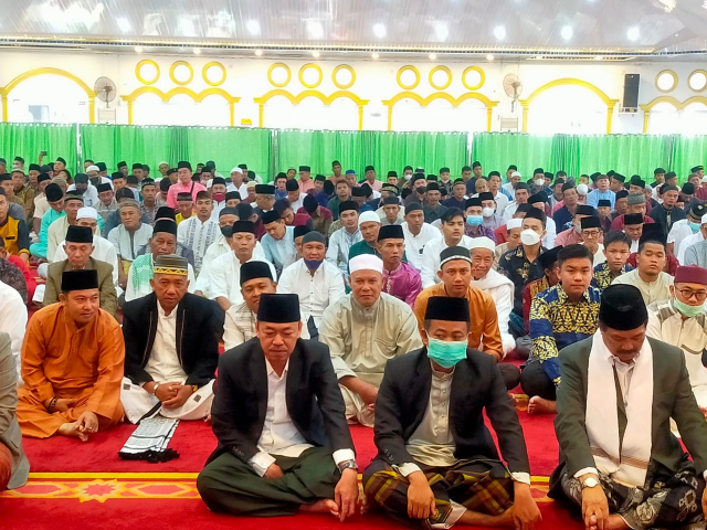 Bupati dan Wabup Rohil Saat Ied di Masjid Al Ikhlas Bagansiapiapi