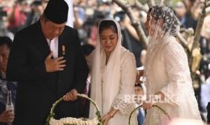 GoRiau SBY Terisak-isak Usai Pemakaman Ani Yudhoyono