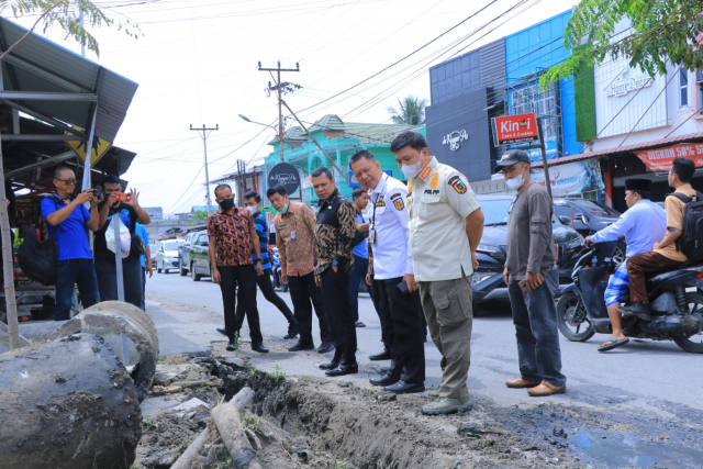 Pantau Lokasi Rawan Banjir, Pj Muflihun Minta Pemilik Ruko Tak Usir Pembersih Drainase