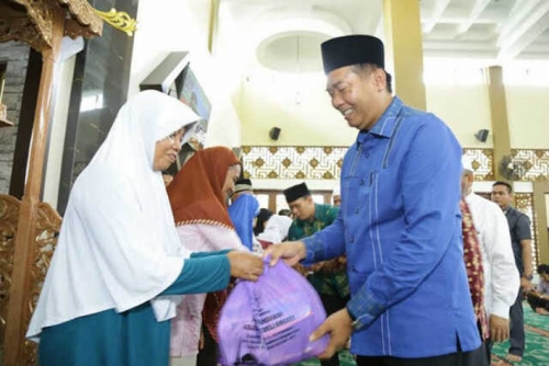 Wako Pekanbaru Serahkan 2 Ribu Paket Sembako untuk Jamaah Masjid Al Falah