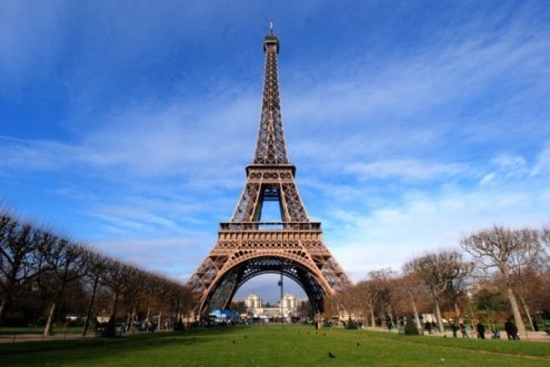 Pendar Warna Merah-Putih Muncul di Menara Eiffel, Ternyata...