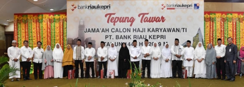 Acara Tepung Tawar Tandai Keberangkatan Calon Jamaah Haji Pegawai Bank Riau Kepri 2019