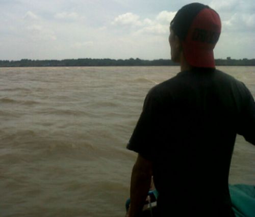 Baru Saja, Sebuah Speedboad Tertelan Ombak di Perairan Kuala Indragiri