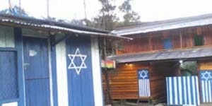 GoRiau GIDI Paksa Warga Tolikara Gambar Bendera Israel di Dinding Rumah Pakai Cat