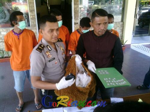 2 Pengedar dan 2 Penyalahguna Narkoba Diringkus Polisi Pekanbaru dalam Satu Malam, 27 Paket Sabu Diamankan