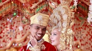 GoRiau Rancaknyo Clementine Pakai Suntiang, Bule Prancis yang Dinikahi Nelayan Bungus