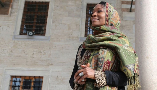 Penyanyi Jazz Della Miles Sangat Bersyukur Bisa Menjadi Muslimah