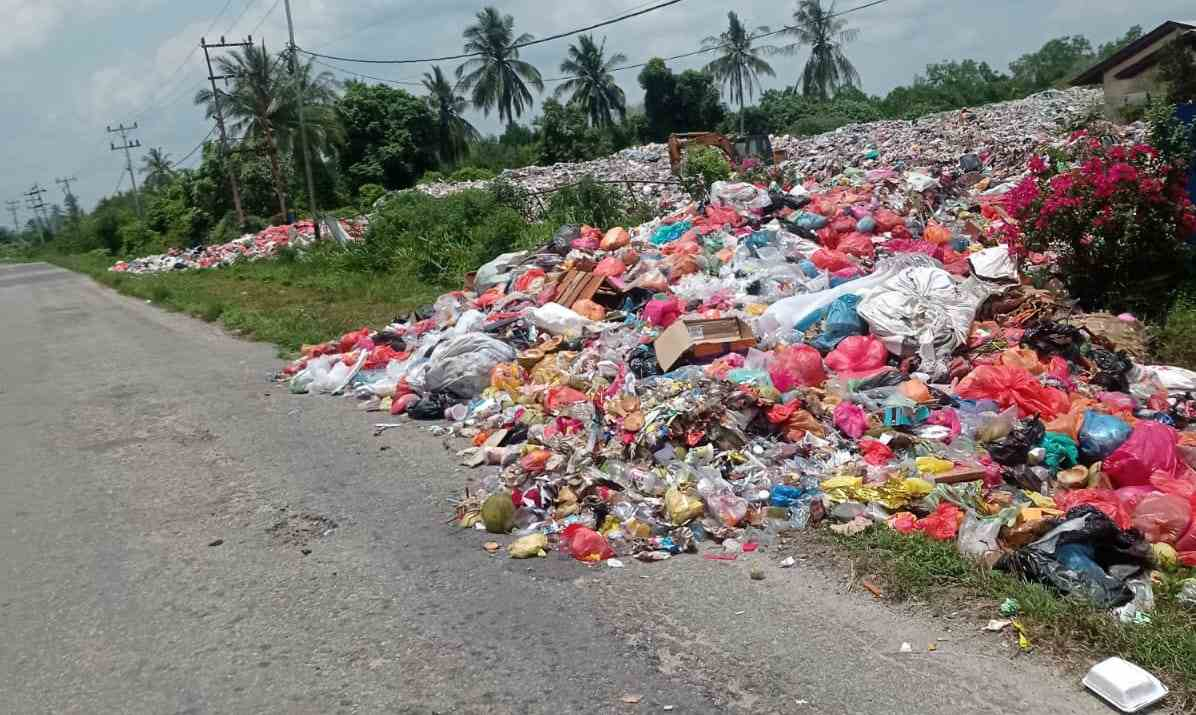 TPS di Gogok Overload, Sampah Meluber ke Badan Jalan