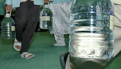 Polisi Gerebek Pabrik Air Zamzam Palsu