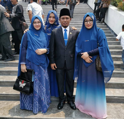 Dilantik Jadi Anggota DPR, Fadil Datang ke Gedung Dewan Didampingi 3 Istri Cantiknya, Ini Penampakannya