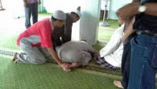 Subhanallah... Bapak Ini Meninggal dengan Duduk Bersila di Masjid saat Dengarkan Khutbah