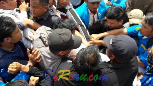 Aksi Memblokir Jalan Wan Amir Dumai Memanas Antara Massa dengan Polisi Saling Dorong
