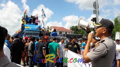 Baru Saja! Ratusan Massa Blokir Jalan Wan Amir Dumai, Antrian Truk Hingga 1 Kilometer Lebih