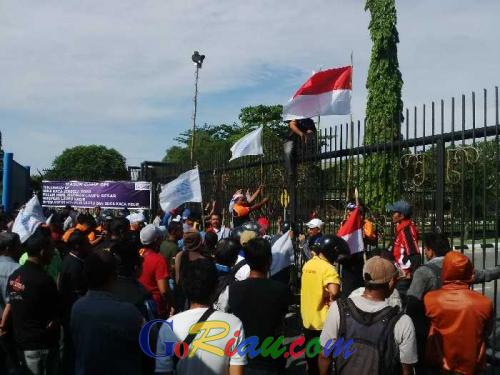 Ratusan Massa SBSI Demo Besar-besaran di Gerbang Chevron Rumbai, Akses Masuk Diblokir