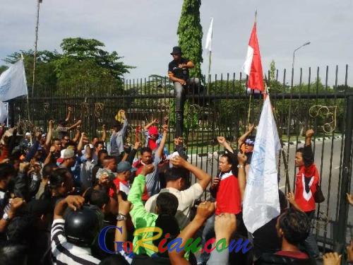 Aksi Demo di Depan Gerbang Chevron Rumbai Kian Memanas, Sudah Ribuan Massa Berkumpul Siap Robohkan Pagar