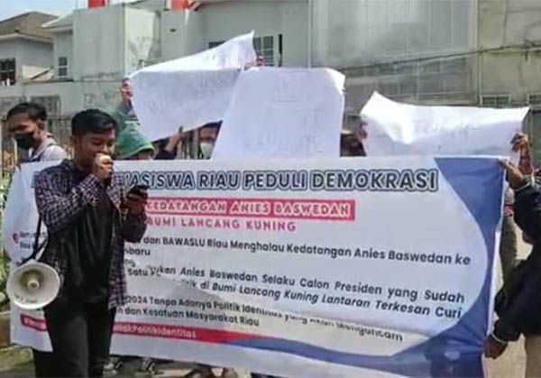 Demo Penolakan di Bawaslu, 9 Mahasiswa Sebut Kedatangan Anies Baswedan ke Pekanbaru Dapat Sebabkan Perpecahan Umat Beragama di Riau