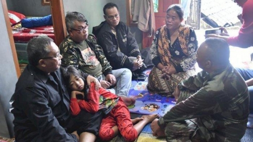 Memilukan, Gadis Kecil Ini Kehilangan Ibu dan 11 Keluarganya Sekaligus Akibat Longsor di Sukabumi