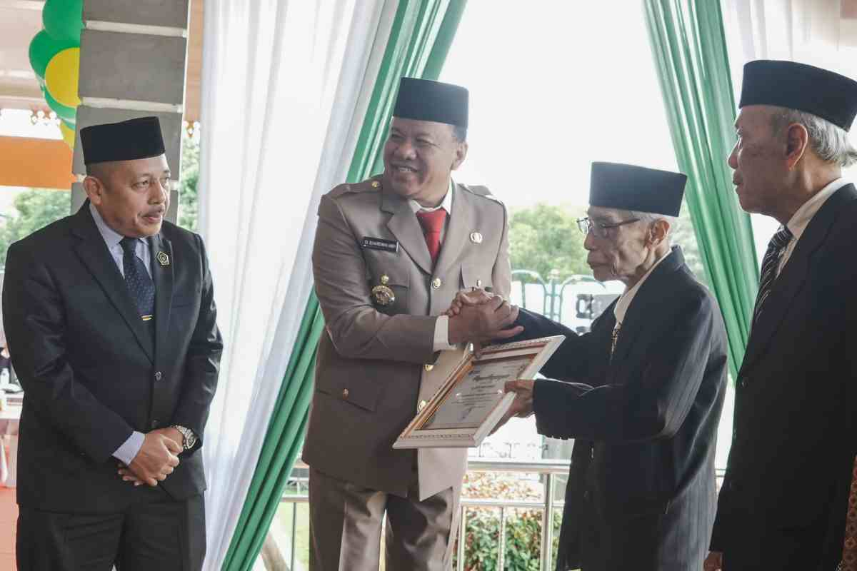 Ekonomi Warga Bergeliat, Bupati Kuansing Pimpin Upacara HAB ke-80 Kemenag