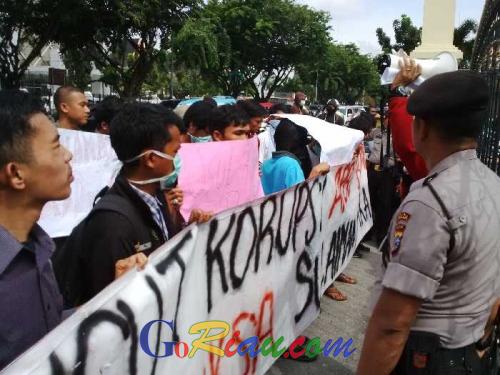 Desak Polisi Usut Skandal Korupsi Bengkalis, Puluhan Massa Datangi Polda Riau
