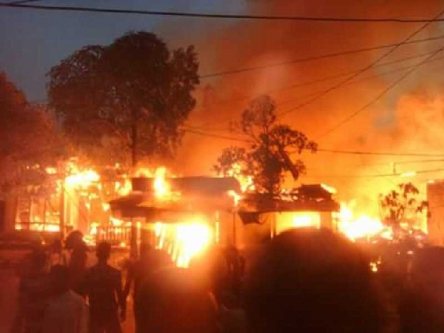 Baru Saja, Kebakaran Habiskan 7 Rumah Warga di Jalan Datuk Bandar Tembilahan
