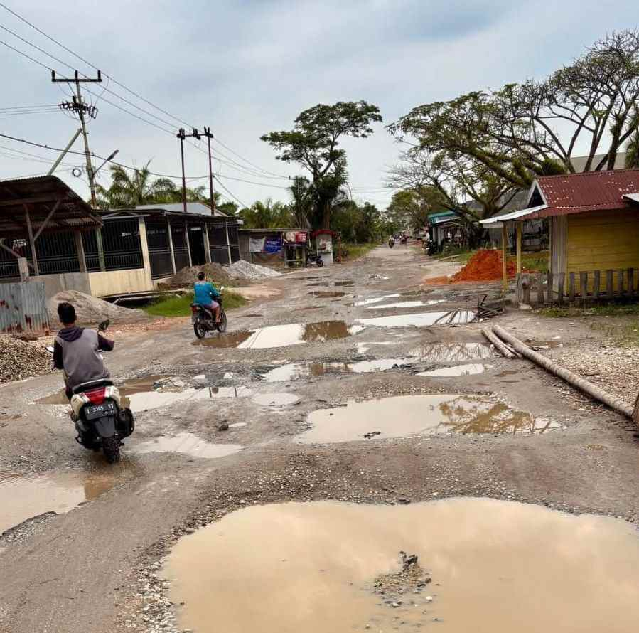 Jalan Sinaboi Seperti Kubangan Kerbau, Bupati Rohil Desak Dinas PUPR Riau Segera Perbaiki