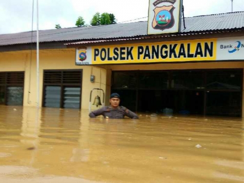 Banjir Tinggi Masih Rendam Daerah Pangkalan Koto Baru Hingga Siang Ini, Akses Jalan Lintas Riau-Sumbar Tak Bisa Dilewati, Berikut Situasi Terkininya