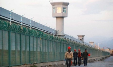 Lebih 80 Ribu Muslim Uighur Kerja Paksa di Pabrik-pabrik 83 Merek Terkenal, Termasuk BMW, Nike dan Samsung