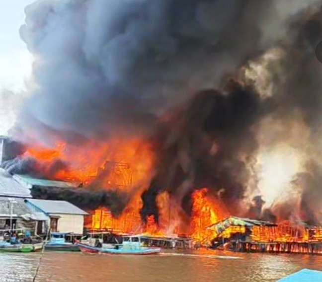 Kebakaran Hebat Melanda Concong Luar Inhil, Bangunan Kayu Ludes Terbakar