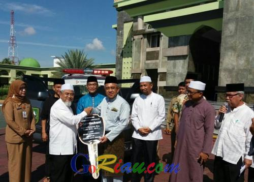 Melalui Program Kemitraan Bank Riau Kepri, Gubri Serahkan Satu Unit Ambulance ke Masjid Agung An-Nur Pekanbaru