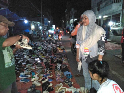 Sambil Menunggu LE Keliling Desa, Nani Jalan-jalan ke Pasar Jongkok dan Kunjungi Korban Kebakaran