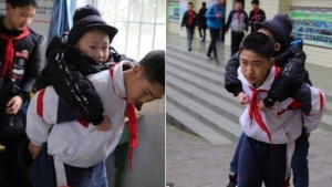 GoRiau Bocah Ini Sungguh Baik Hati, Gendong Temannya yang Lumpuh ke Sekolah Setiap Hari Sejak 6 Tahun Lalu