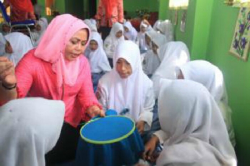 Lestarikan Budaya Melayu, Misnarni Syamsuar Ajarkan Guru dan Pelajar SMKN 1 Siak Menyulam