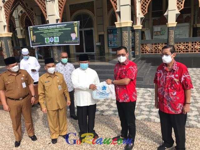 Jelang Idul Fitri, PSMTI Riau Bagikan 180 Paket Lebaran, Didistribusikan Oleh MUI Riau