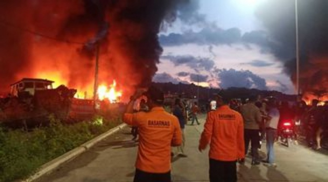 Kebakaran Besar di Dermaga, 10 Kapal Nelayan Terbakar
