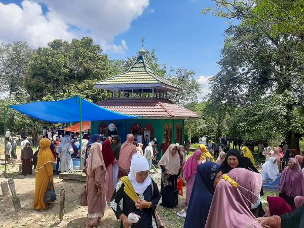 Hari ke-2 Idul Fitri, Ratusan Masyarakat di Pelalawan Ziarah ke Makam Syech H Muhammad Syafii