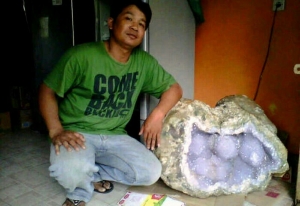GoRiau Berawal dari Mimpi dan Kepalanya Ditimpa Kotoran Burung, Warga Yogyakarta Temukan Batu Kristal Ungu 3 Kuintal