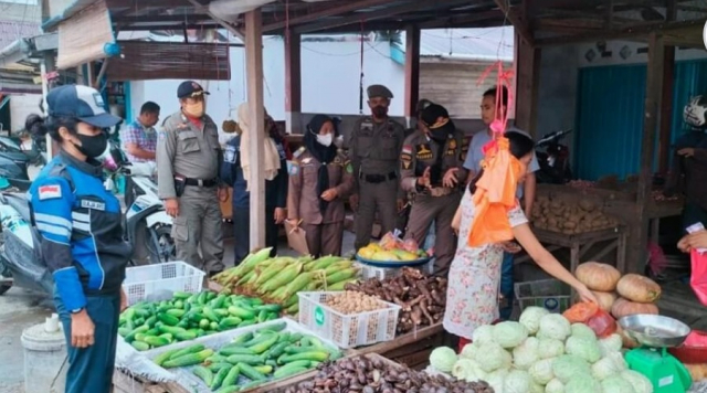 Satpol PP Inhil Tertibkan PKL yang Nekat Gelar Lapak di Trotoar