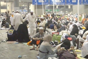 GoRiau Fasilitas Tenda Tak Memadai, Jamaah Haji Indonesia Memilih Bermalam di Jalanan