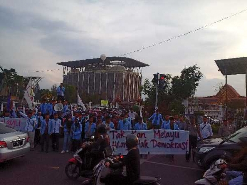 Hadang dan Pulangkan Neno Warisman dari Riau, Mahasiswa Unri Demo Polda Riau