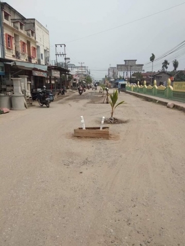 Melintas di Jalan H Sadri Tembilahan, Warga Kaget Temukan Kuburan di Tengah Jalan